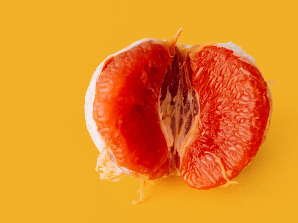 Peeled Pomello Fruit (c) Charles Deluvio at unsplash